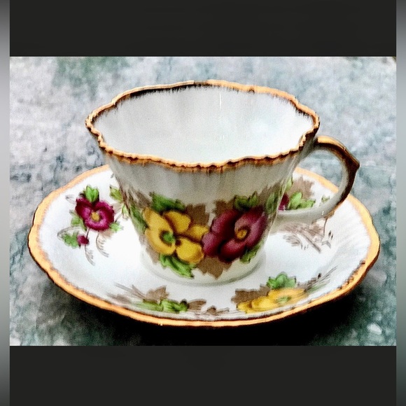 Vintage Salisbury PANSY Gold Trim Floral Teacup and Saucer Set - Picture 9 of 10